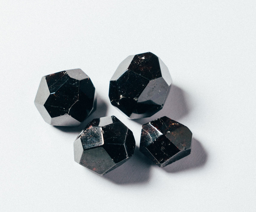 Granaatti kristalli Almandine (Garnet) kiilotettu n.2-3,5cm - Tarotpuoti