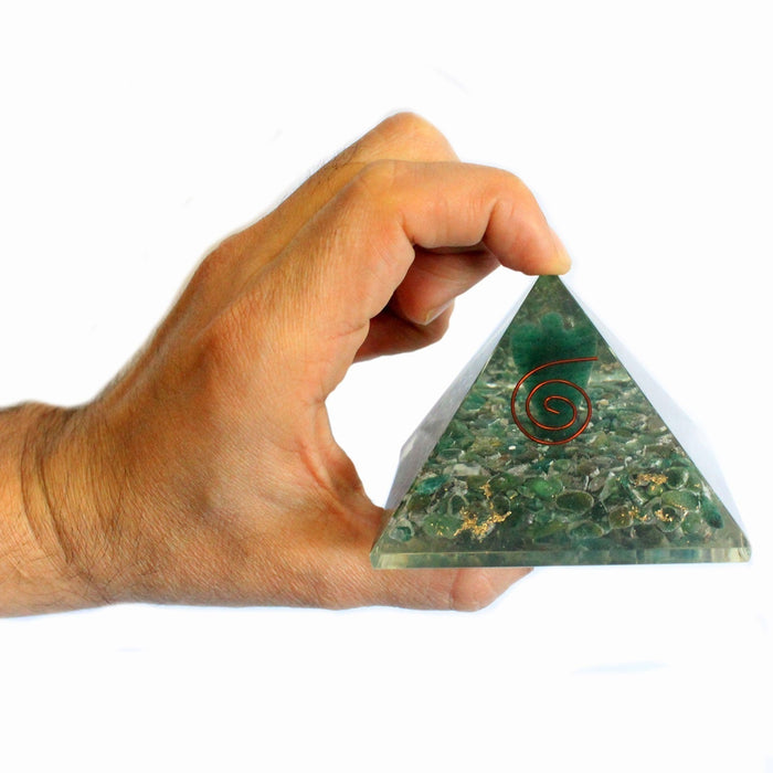 Orgoniitti pyramidikupari spiraalilla ja kristalleilla n.7cm - Tarotpuoti