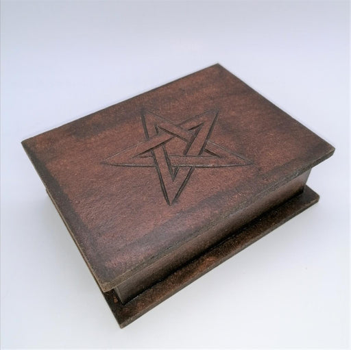 Puinen laatikko pentagrammilla - Tarotpuoti