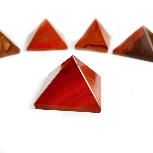 Punainen jaspis Pyramidi n. 3cm - Tarotpuoti