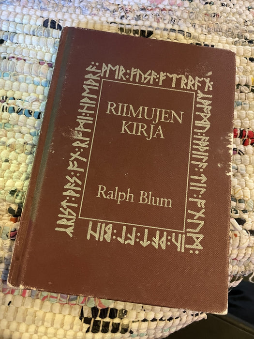 Riimujen kirja ja riimut pussissa - Ralph Blum (OOP, Preloved, käytetty) 1989 painos - Tarotpuoti