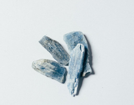 Sininen kyaniitti raakapala 3-4cm Brasilia - Tarotpuoti