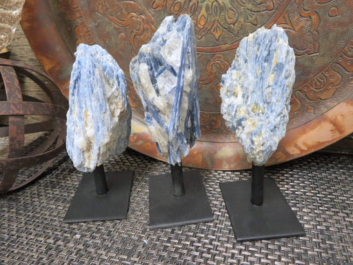 Sininen kyaniitti raakapala jalustalla 14cm Brasilia - Tarotpuoti