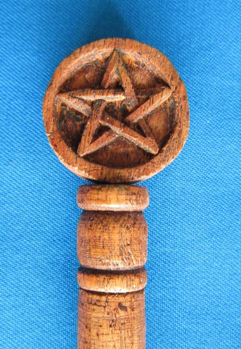 Taikasauva puuta pentagrammi koristein - Tarotpuoti