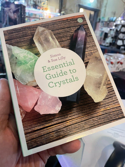 The Essential Guide to Crystals: All the Crystals You Will Ever Need for Health, Healing, and Happiness - Simon & Sue Lilly - Tarotpuoti